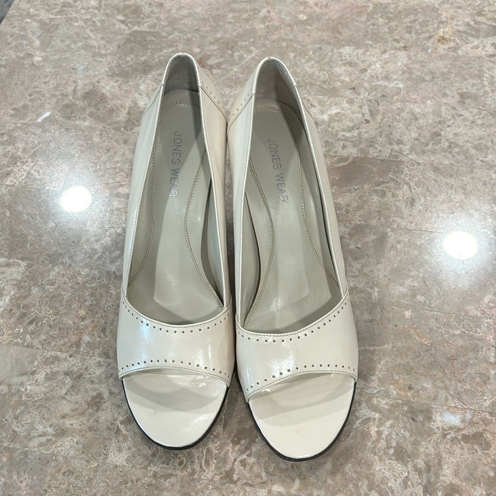 10 woman’s beige heels